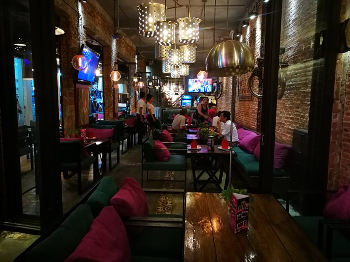 khmerfamily05 Siem Reap-Khmer Family暹粒熱鬧酒吧街上小餐館 這雞湯螞蟻調味? 很特殊的酸與東南亞的香料