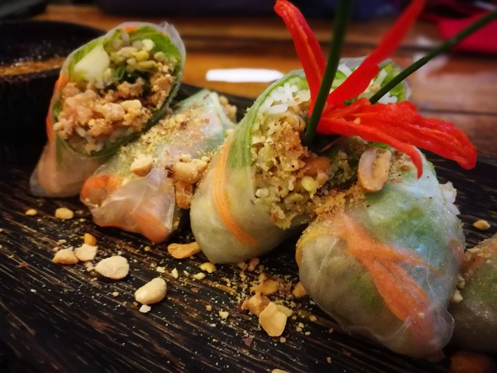 khmerfamily10 Siem Reap-Khmer Family暹粒熱鬧酒吧街上小餐館 這雞湯螞蟻調味? 很特殊的酸與東南亞的香料