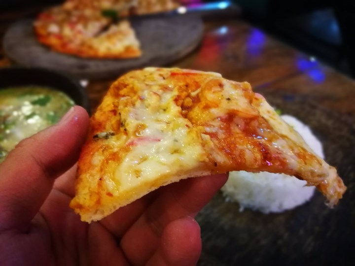 khmerfamily12 Siem Reap-Khmer Family暹粒熱鬧酒吧街上小餐館 這雞湯螞蟻調味? 很特殊的酸與東南亞的香料