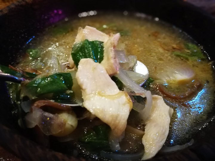 khmerfamily14 Siem Reap-Khmer Family暹粒熱鬧酒吧街上小餐館 這雞湯螞蟻調味? 很特殊的酸與東南亞的香料