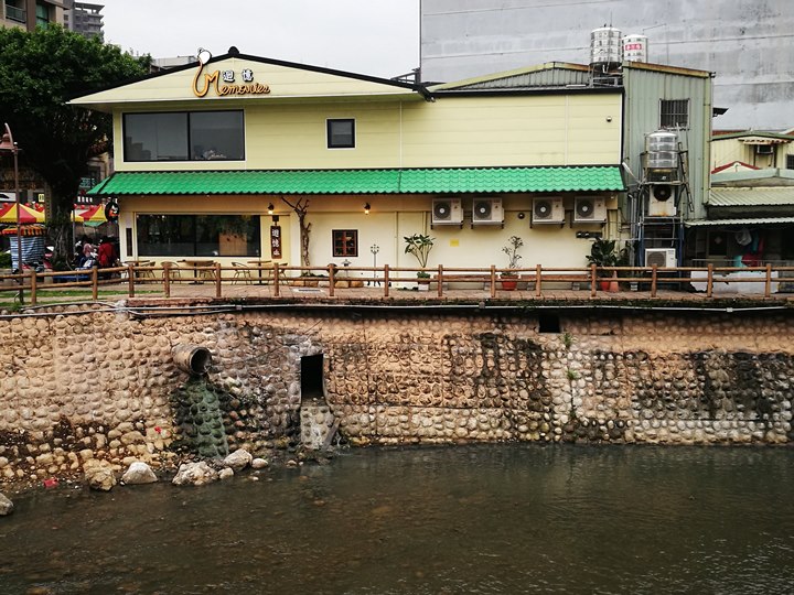 memorycafe02 中壢-迴憶咖啡 點一壺奶茶配新街溪景