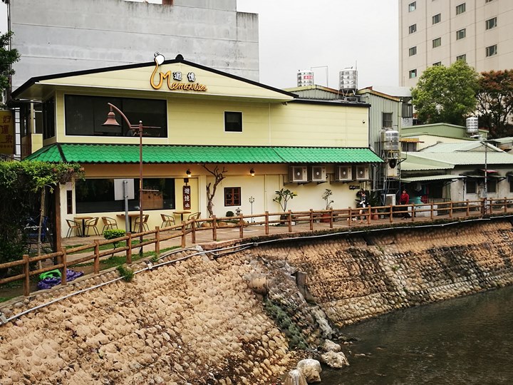 中壢-迴憶咖啡 點一壺奶茶配新街溪景