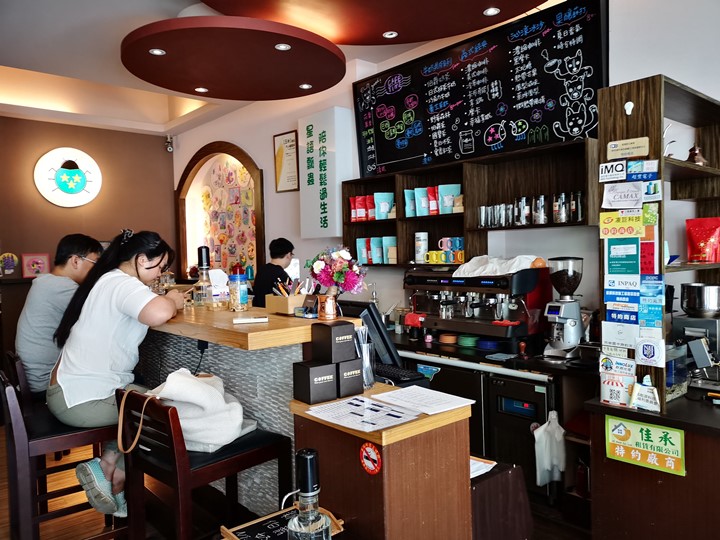 ladybug02 頭份-星語瓢蟲咖啡 艷陽天冷氣房的冰手沖