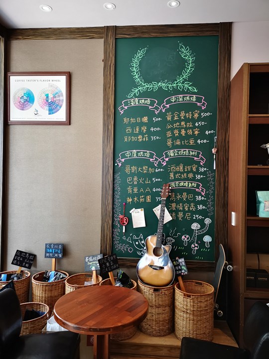 ladybug05 頭份-星語瓢蟲咖啡 艷陽天冷氣房的冰手沖