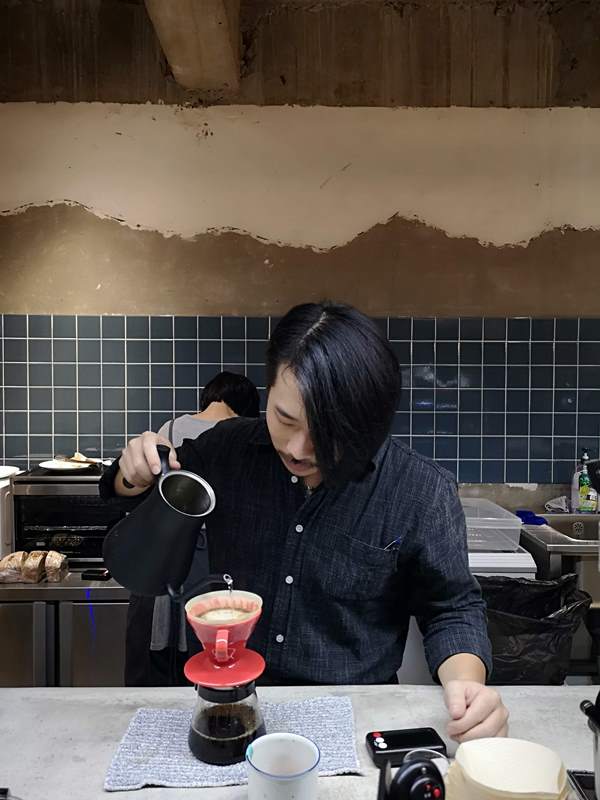 reecho26 新竹-一想一響 清水模工業風 手沖甜點皆優