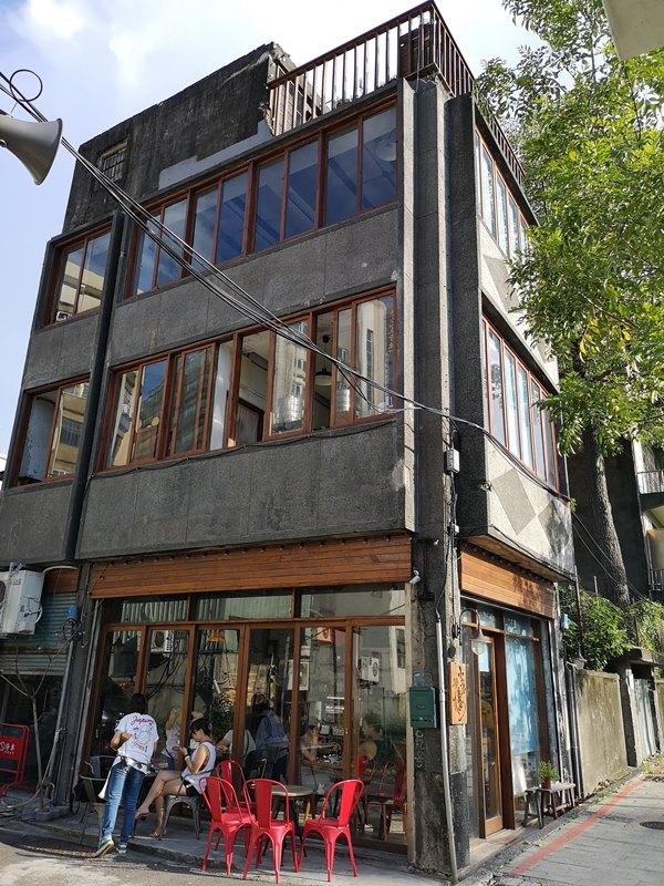 glow02 中壢-小舊閣樓 斑駁老屋文青河景咖啡館 晚上來則是閃亮的酒吧