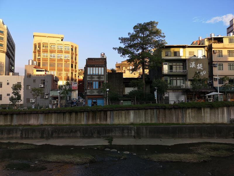 glow03 中壢-小舊閣樓 斑駁老屋文青河景咖啡館 晚上來則是閃亮的酒吧