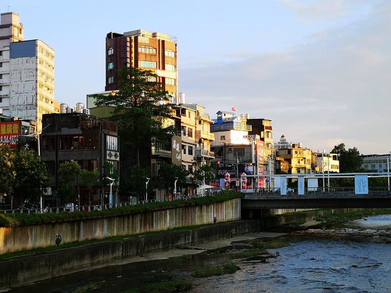 glow05 中壢-小舊閣樓 斑駁老屋文青河景咖啡館 晚上來則是閃亮的酒吧