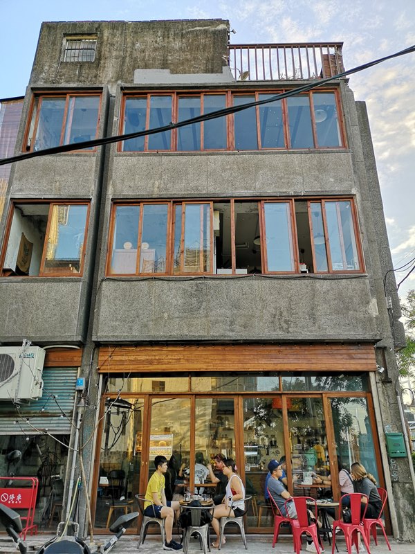 glow07 中壢-小舊閣樓 斑駁老屋文青河景咖啡館 晚上來則是閃亮的酒吧