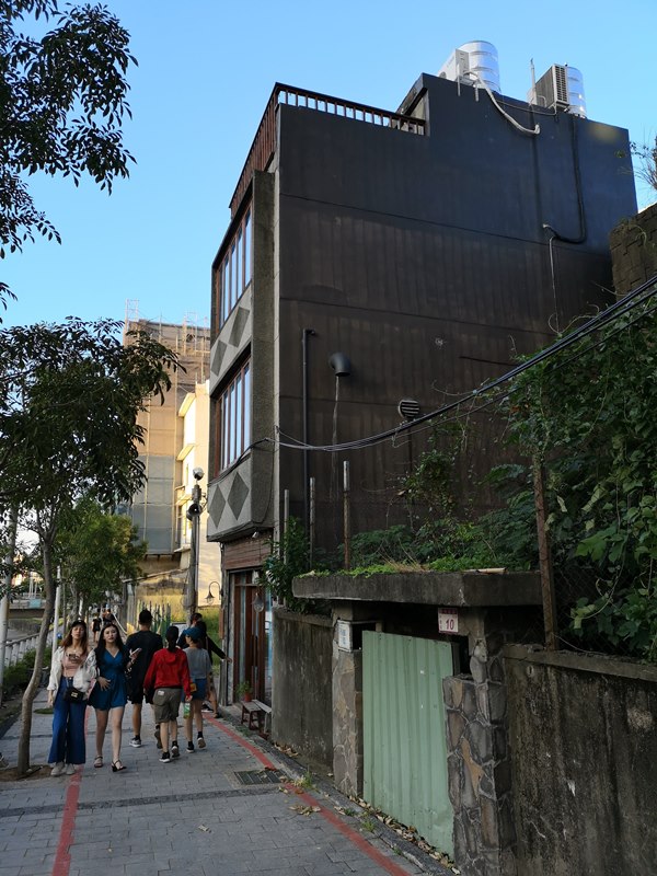 glow08 中壢-小舊閣樓 斑駁老屋文青河景咖啡館 晚上來則是閃亮的酒吧