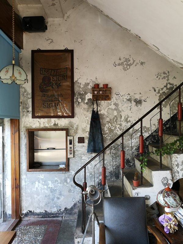 glow11 中壢-小舊閣樓 斑駁老屋文青河景咖啡館 晚上來則是閃亮的酒吧