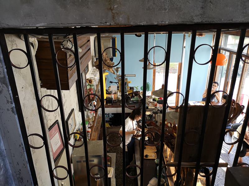 glow12 中壢-小舊閣樓 斑駁老屋文青河景咖啡館 晚上來則是閃亮的酒吧