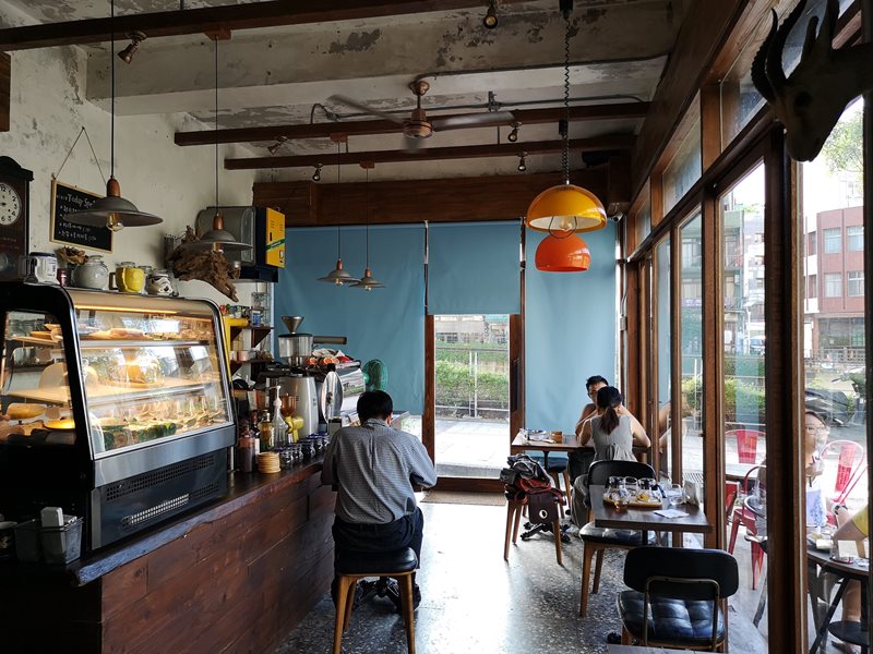 glow15 中壢-小舊閣樓 斑駁老屋文青河景咖啡館 晚上來則是閃亮的酒吧