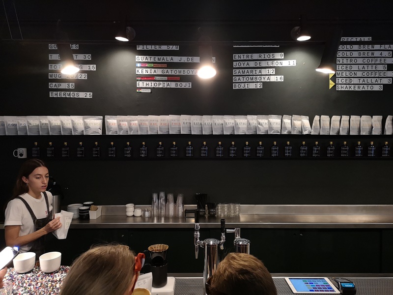 nomad08 Barcelona-巴塞隆納Nomad Coffee Lab & Shop美女執壺 好看也好喝