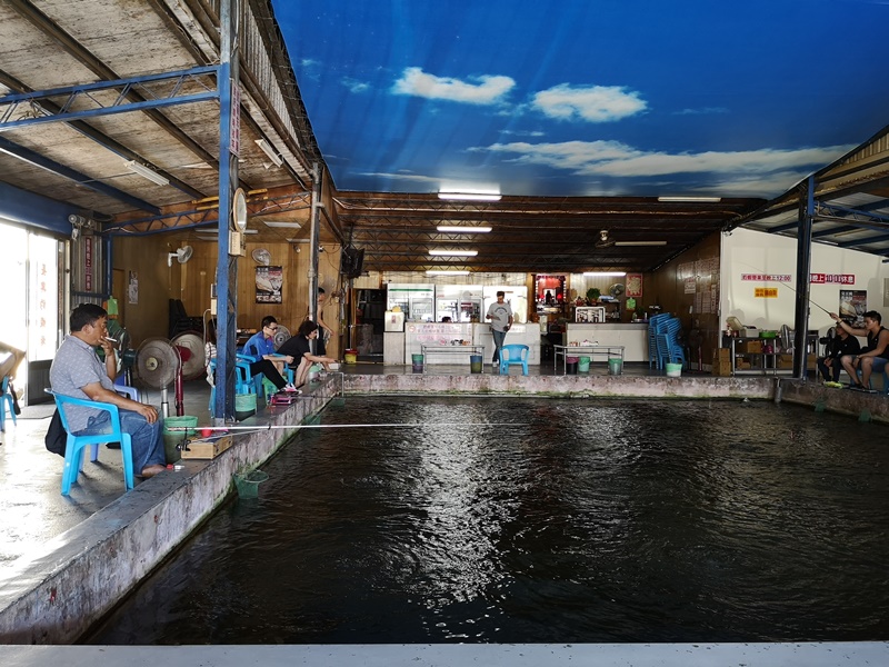 新竹-香山鐵道旁隱藏美食 長興釣蝦場中竟有美味臭豆腐