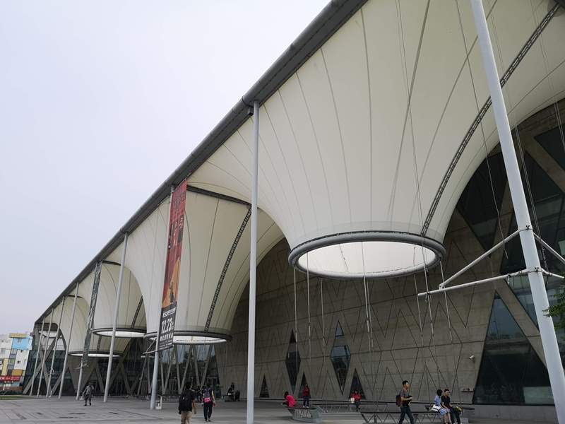 datong01 鳳山-大東文化藝術中心 大漏斗造型點上燈更吸睛
