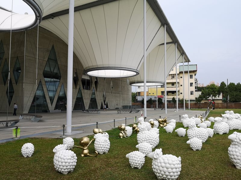 datong10 鳳山-大東文化藝術中心 大漏斗造型點上燈更吸睛