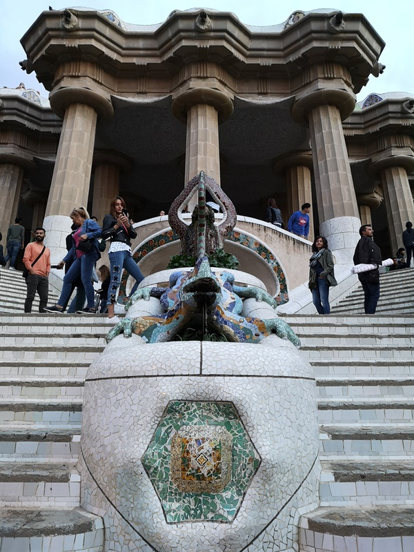 guellparkk12 Barcelona-巴塞隆納世界文化遺產 高第建築奎爾公園馬賽克蜥蜴太吸睛