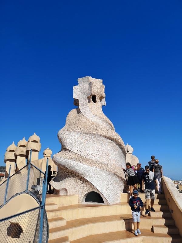 casamila24 Barcelona-巴塞隆納世界文化遺產 高第建築米拉之家 來自外星的設計