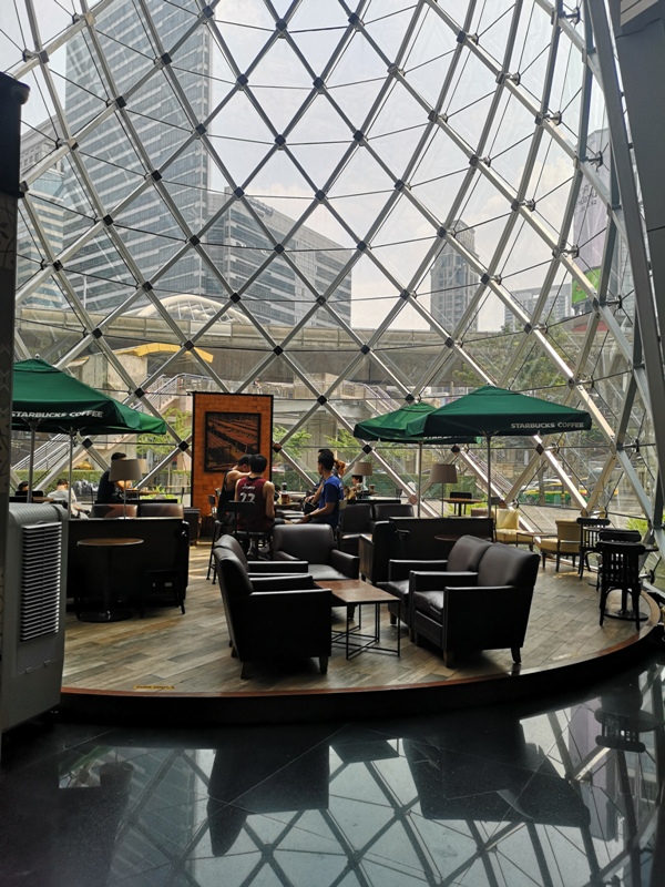 starbucksbkk01 Bangkok-Starbucks Sathorn Square玻璃耶誕樹曼谷特色星巴克