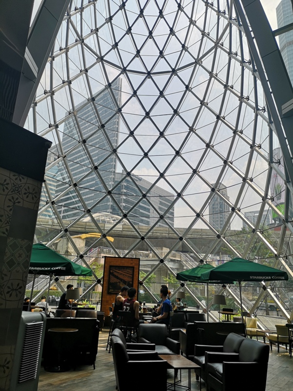 starbucksbkk02 Bangkok-Starbucks Sathorn Square玻璃耶誕樹曼谷特色星巴克