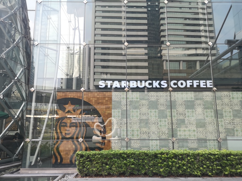 starbucksbkk04 Bangkok-Starbucks Sathorn Square玻璃耶誕樹曼谷特色星巴克