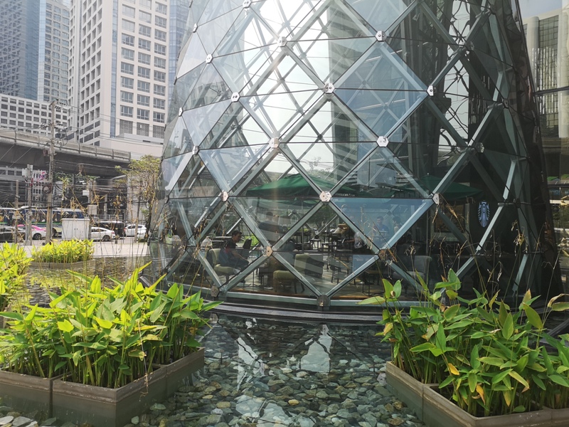 starbucksbkk05 Bangkok-Starbucks Sathorn Square玻璃耶誕樹曼谷特色星巴克