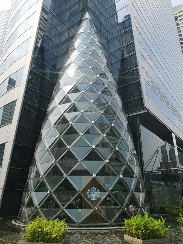 starbucksbkk06 Bangkok-Starbucks Sathorn Square玻璃耶誕樹曼谷特色星巴克