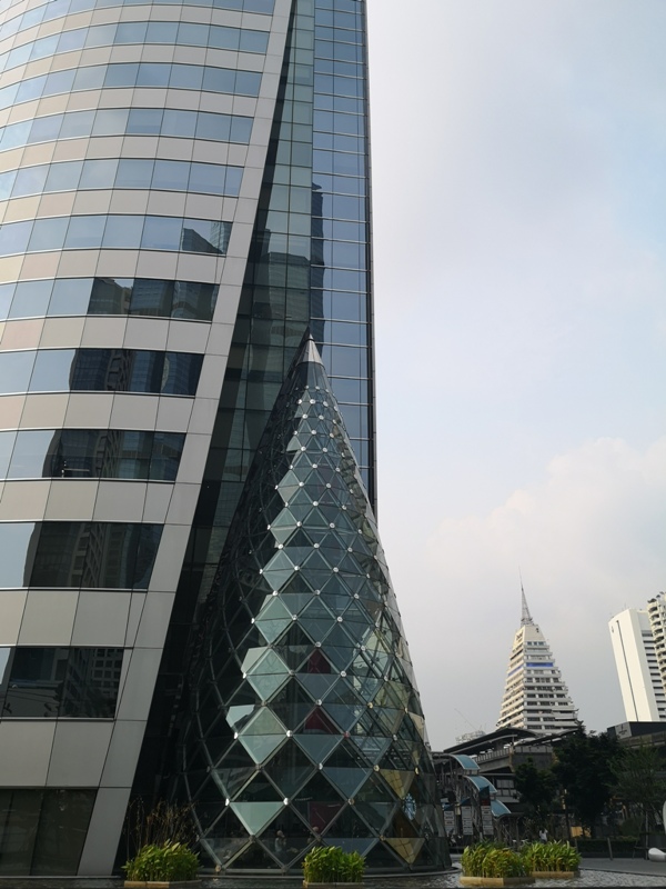 starbucksbkk08 Bangkok-Starbucks Sathorn Square玻璃耶誕樹曼谷特色星巴克