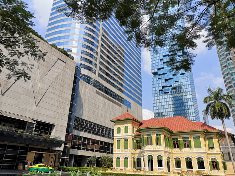 wbangkok Bangkok-Starbucks Sathorn Square玻璃耶誕樹曼谷特色星巴克