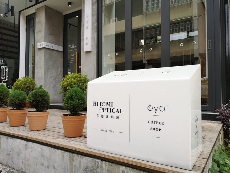 hitomicoffee06 南屯-Hitomi喜德盛 賣眼鏡也賣咖啡 Loft風簡單超好拍
