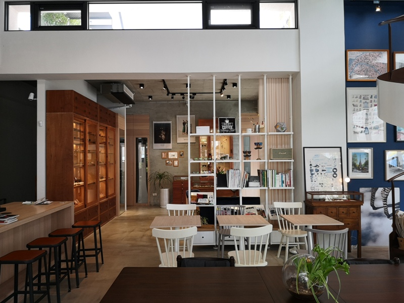 hitomicoffee08 南屯-Hitomi喜德盛 賣眼鏡也賣咖啡 Loft風簡單超好拍