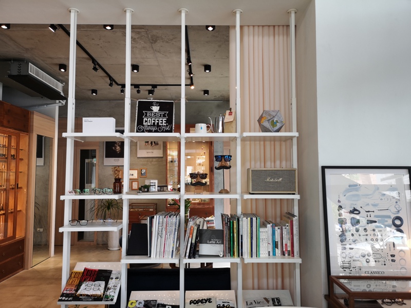 hitomicoffee09 南屯-Hitomi喜德盛 賣眼鏡也賣咖啡 Loft風簡單超好拍