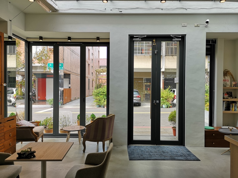 hitomicoffee11 南屯-Hitomi喜德盛 賣眼鏡也賣咖啡 Loft風簡單超好拍