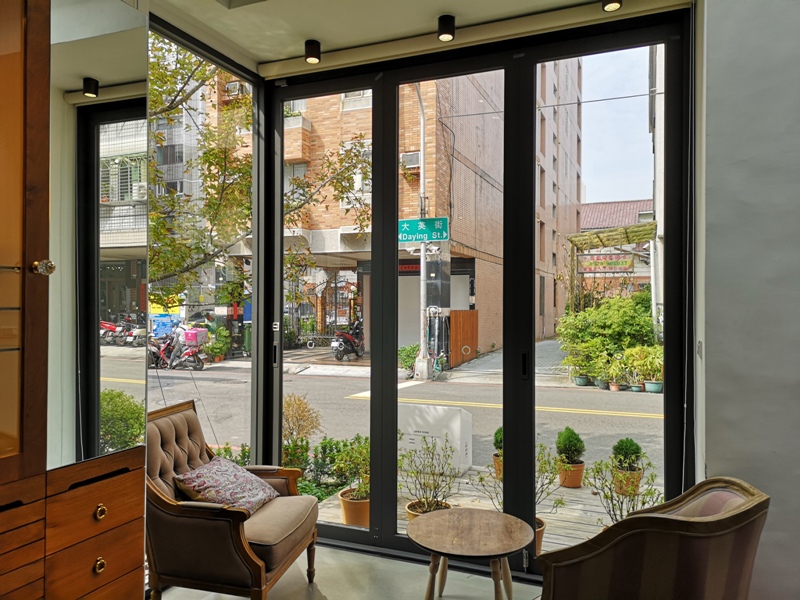 hitomicoffee12 南屯-Hitomi喜德盛 賣眼鏡也賣咖啡 Loft風簡單超好拍