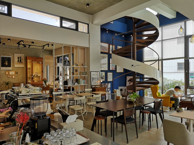 hitomicoffee13 南屯-Hitomi喜德盛 賣眼鏡也賣咖啡 Loft風簡單超好拍