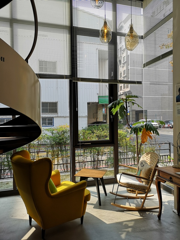 hitomicoffee18 南屯-Hitomi喜德盛 賣眼鏡也賣咖啡 Loft風簡單超好拍