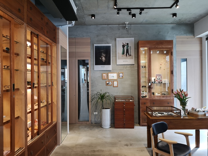 hitomicoffee20 南屯-Hitomi喜德盛 賣眼鏡也賣咖啡 Loft風簡單超好拍