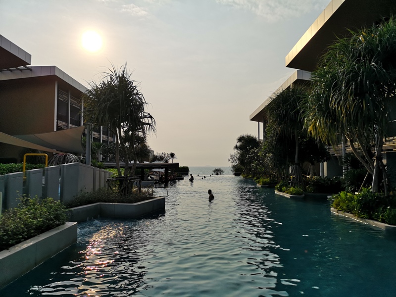 renaissancepattaya6155 Pattaya-Renaissance Pattaya Resort & Spa芭達雅萬麗 悠閒度假無邊際游泳池好舒爽