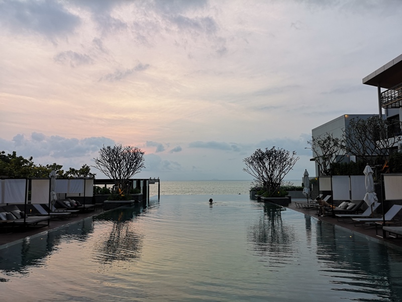 renaissancepattaya6170 Pattaya-Renaissance Pattaya Resort & Spa芭達雅萬麗 悠閒度假無邊際游泳池好舒爽