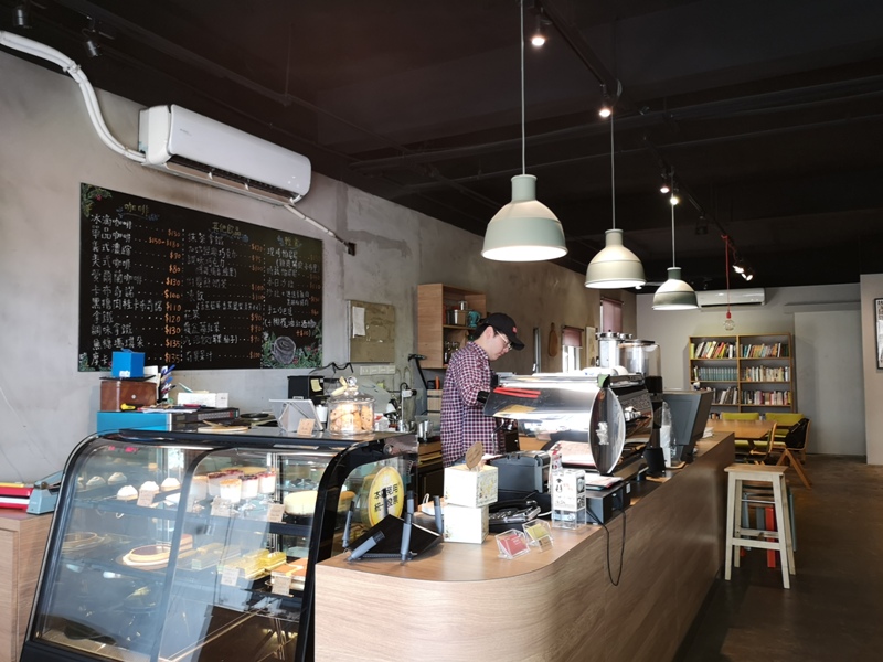 backdoor04 中壢-Backdoor Cafe胡思胡作 中央後門也有自家烘焙 空間清爽好舒適