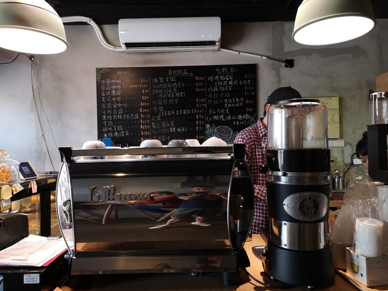 backdoor06 中壢-Backdoor Cafe胡思胡作 中央後門也有自家烘焙 空間清爽好舒適