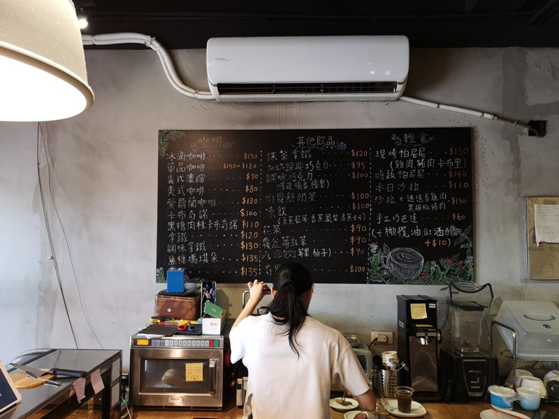 backdoor09 中壢-Backdoor Cafe胡思胡作 中央後門也有自家烘焙 空間清爽好舒適