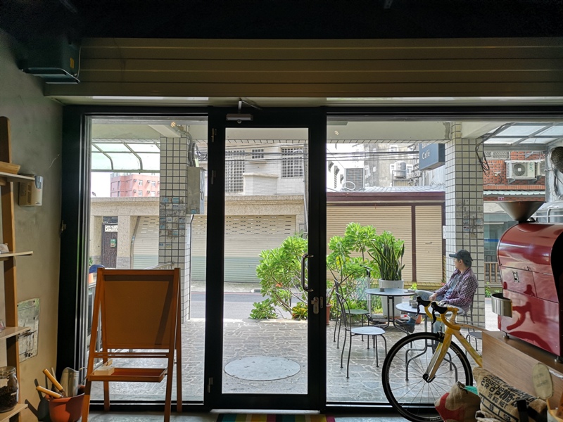 backdoor14 中壢-Backdoor Cafe胡思胡作 中央後門也有自家烘焙 空間清爽好舒適