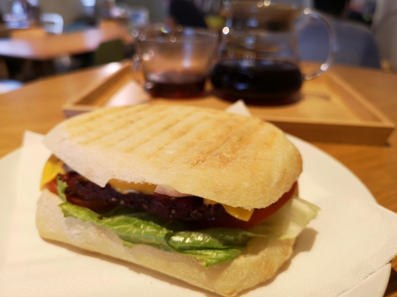 backdoor17 中壢-Backdoor Cafe胡思胡作 中央後門也有自家烘焙 空間清爽好舒適