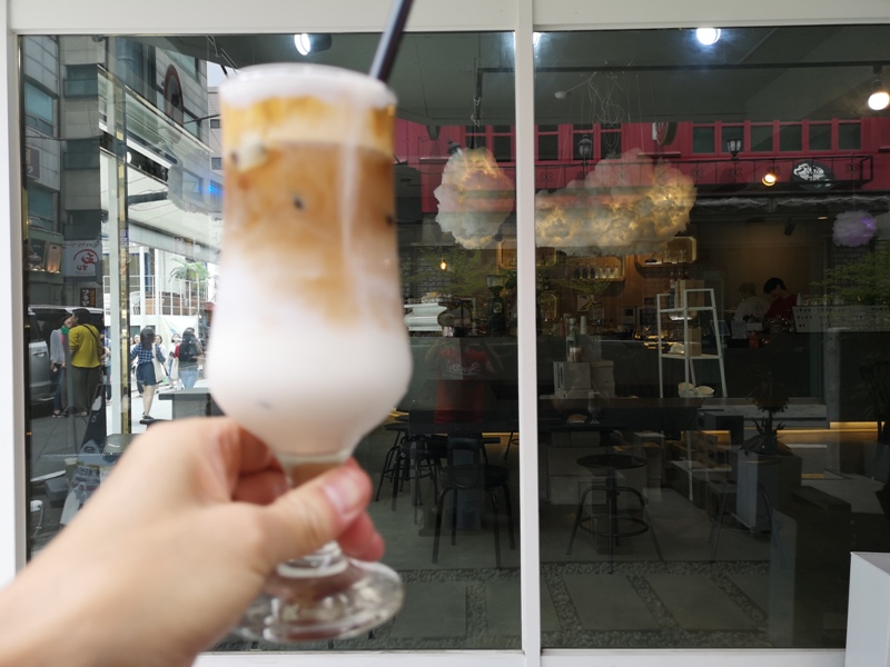 cafeel18 Seoul-Cafe El Cielo 男模幫你沖咖啡 首爾新沙洞時尚夢幻咖啡館