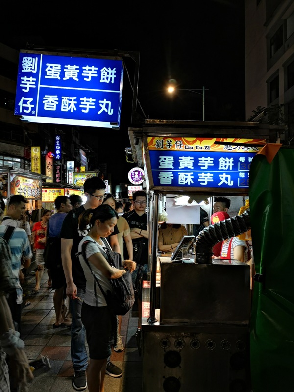 liuyuzi01 中山-劉芋仔 蛋黃芋餅香酥芋丸 米其林必比登推薦 人龍等待的芋頭小點