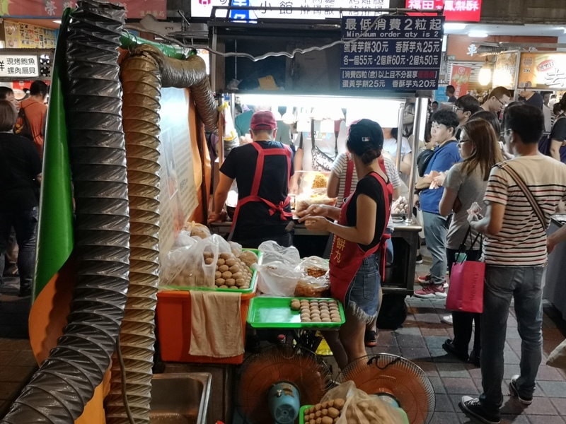 liuyuzi03 中山-劉芋仔 蛋黃芋餅香酥芋丸 米其林必比登推薦 人龍等待的芋頭小點