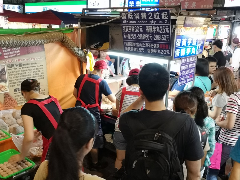 liuyuzi04 中山-劉芋仔 蛋黃芋餅香酥芋丸 米其林必比登推薦 人龍等待的芋頭小點