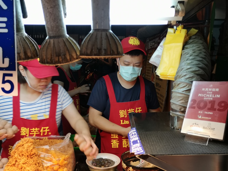 liuyuzi07 中山-劉芋仔 蛋黃芋餅香酥芋丸 米其林必比登推薦 人龍等待的芋頭小點